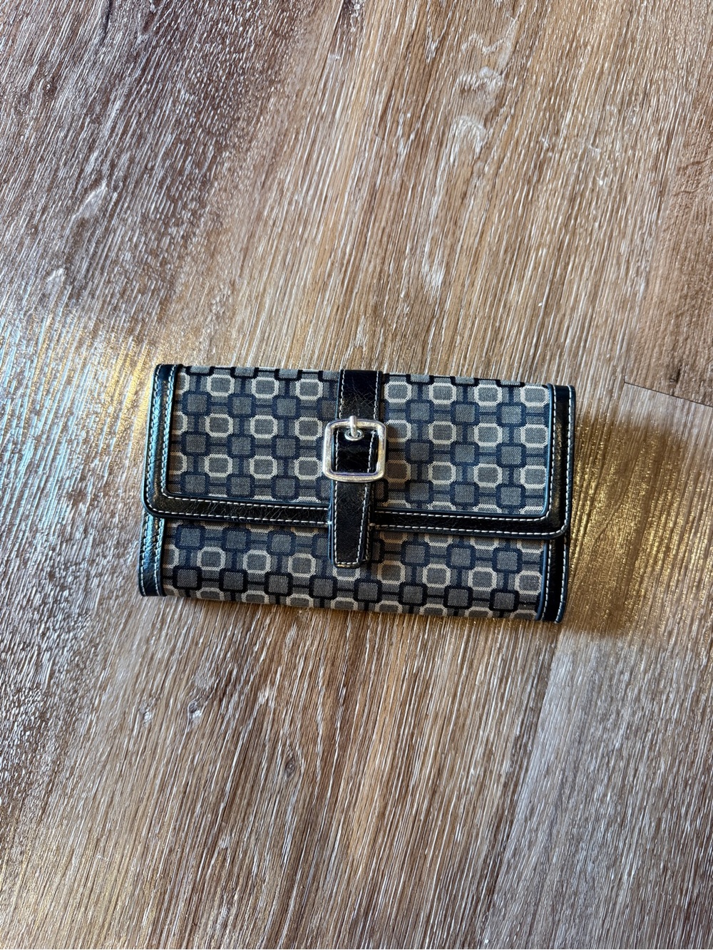 Geometric Pattern Buckle Wallet in Gray and Black